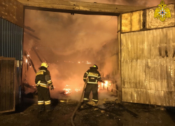 Крупный склад несколько часов полыхал ночью под Волгоградом