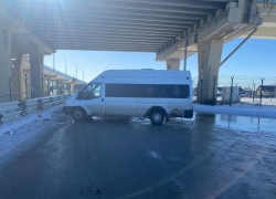 Маршрутка с пассажирами влетела в отбойник на дороге-катке под Волгоградом 