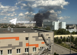 Крупный пожар напугал волгоградцев черным столбом дыма