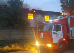 Мебельный цех догорает в Волжском 