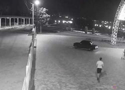В Волгограде вычислили и задержали водителя, прокатившегося на машине по парку у Мамаева кургана