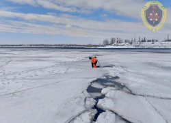 Утонувшего 30-летнего мужчину ищут волгоградские спасатели в Волге