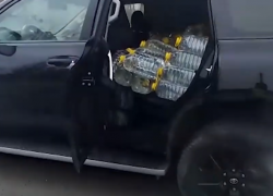 Под Волгоградом в черном внедорожнике обнаружили 400 литров «паленого» спирта: видео 