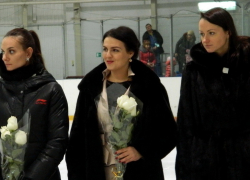 Исинбаева и Слесаренко наградили юных волгоградских фигуристов