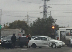 В Волгограде устроивший аварию водитель поспешил снять номера