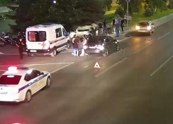 Девушки на иномарках устроили ДТП на глазах у байкеров на пустой дороге в Волгограде: видео