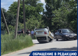 Эпичное ДТП с кувырком довело до белого каления оставленных без тротуара пешеходов