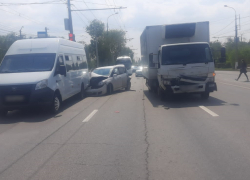 Тройное ДТП с маршруткой №260 попало на видео в Волгограде