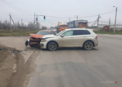 Иномарка протаранила легковушку: женщина переломала кости в Волгоградской области