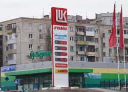 «Ситуация близка к критической»: волгоградцы объявили бойкот заправкам «Лукойла» из-за роста цен на бензин