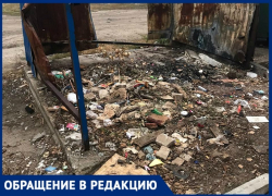 "Старые сгорели, а новых нет уже два месяца": жители дома в Волгограде не могут заставить ООО "Тандем" заменить мусорные баки