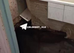 Пол в ванной обрушился в волгоградской квартире во время капремонта