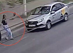Парень с девушкой «нырнули» на дорогу перед несущимся авто: шок-ДТП в Волгограде попало на видео