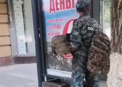 Мужчина в полицейской форме справил нужду в центре Волгограда - видео 