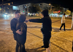 Юноши жестко избили 19-летнего на остановке в Волгограде