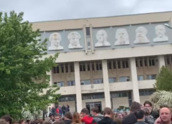 В Волгоградском госуниверситете с кинологами ищут взрывное устройство