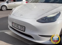 В Волгограде задержали водителя Tesla с фальшивыми армянскими номерами