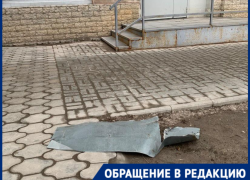 Капремонт сдуло ветром в центре Волгограда: кусок железа упал под окна «Пятерочки»