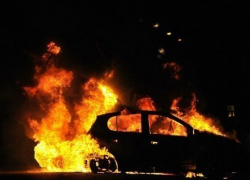 Toyota Camry сгорела ночью в Ворошиловском районе Волгограда