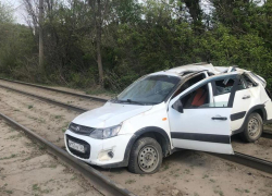 Искореженная «Лада» перекрыла трамвайные пути в Волгограде