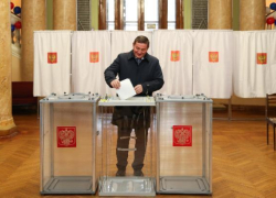 Андрей Бочаров проголосовал в одиночестве