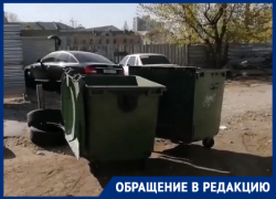 «У кого деньги, тот и прав»: волгоградка не могла попасть домой из-за полных мусорных баков на дороге