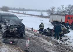 Расплющило между лодочным прицепом и тягачом: подробности смертельного ДТП на трассе под Волгоградом