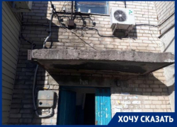 «Скоро упадет на голову»: ремонта козырька над подъездом просят жители в Краснослободске