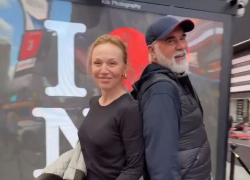 Альбину Джанабаеву раскритиковали за образ на «красной дорожке» в Нью-Йорке 