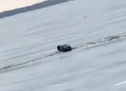 В Волгоградской области машина провалилась под лёд на Волге: видео