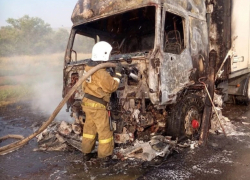 Под Волгоградом  у распределительного центра «Магнит» загорелась фура