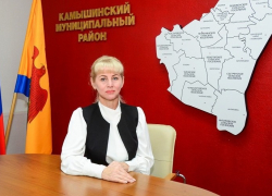 65-летнего главу района заменили на блондинку под Волгоградом