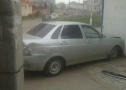 Лихач на Hyundai протаранил киоск на западе Волгограда, бросил машину и скрылся на попутке 
