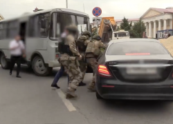 ОМОН уложил в асфальт водителя Mercedes в центре Волгограда: задержание попало видео 