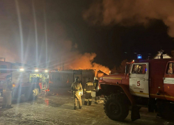 Открытый огонь ликвидировали на рынке Тулака в Волгограде — видео с места тушения