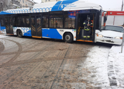 В центре Волгограда новый троллейбус снес «четырнадцатую»
