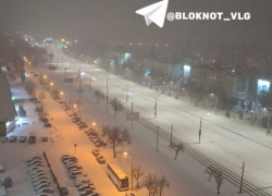 Дороги парализованы, машины буксуют: Волгоград оказался в снежном плену