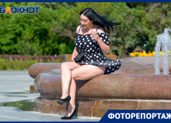 Волгоградский фотограф запечатлел красавиц в мини-юбках в центре города