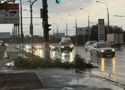 Летящая песочница в шторм разбила автомобиль в Волгограде 