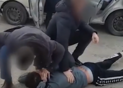 На видео попало, как волгоградские полицейские задержали мошенников