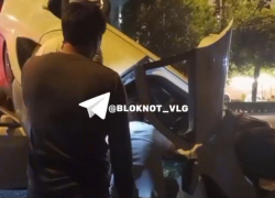 Пострадавшего вытащили из перевернутой на крышу «Гранты» в Волгограде — видео 