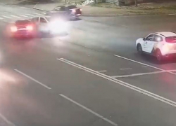 Ночное ДТП на полупустой улице в Волгограде попало на видео 