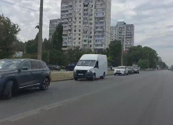 Стоят часами и толкают машины: что происходит на волгоградских заправках 6 сентября 