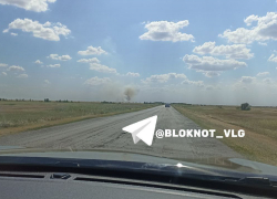 Пожар бушует рядом с волгоградским селом — видео