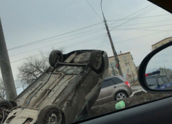 Легковушка перевернулась на дороге на юге Волгограда