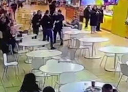 Жестокое избиение бойца СВО на фудкорте в Волгограде сняли на видео