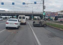 Такси с пассажиром перевернулось в массовом ДТП в Волгограде