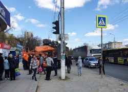 КамАЗ въехал на остановку «Авангард» в Волгограде из-за тройного ДТП