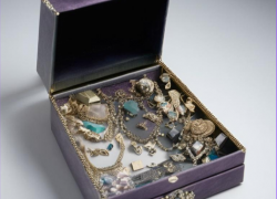 Волгоградцу грозит 6 лет тюрьмы за кражу украшений у тети