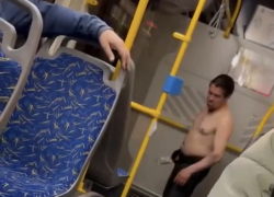 Волгоградские подростки вышвырнули пассажира с бутылкой из транспорта